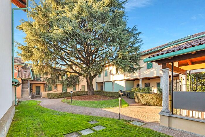 Appartamento quadrilocale in vendita in Via Cascina Borella Ornago, Ornago