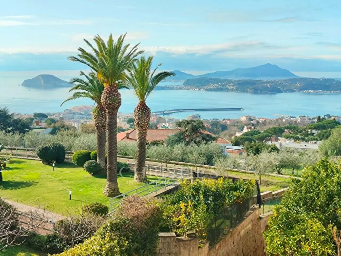 Appartamento trilocale in vendita in Via Vecchie delle Vigne, Pozzuoli