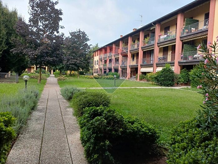 Appartamento bilocale in vendita in Via Martiri della Liberazione, Osnago