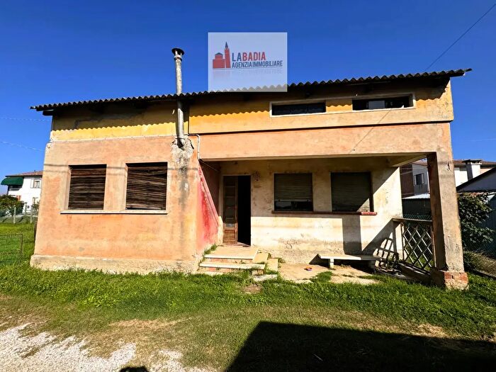 Casa quadrilocale in vendita in Via Raffaello Sanzio, Trecenta