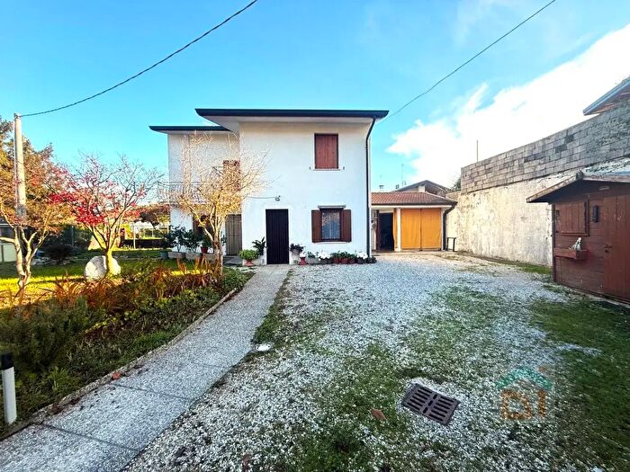 Casa quadrilocale in vendita in Via Latisana, Castions Di Strada