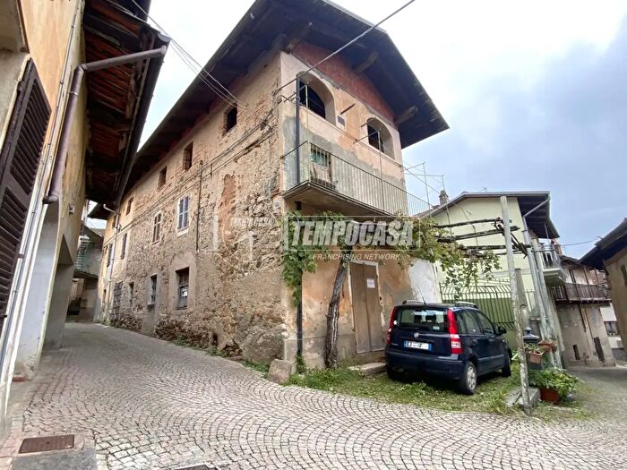 Appartamento con 10 locali in vendita in Via Maestra, Netro