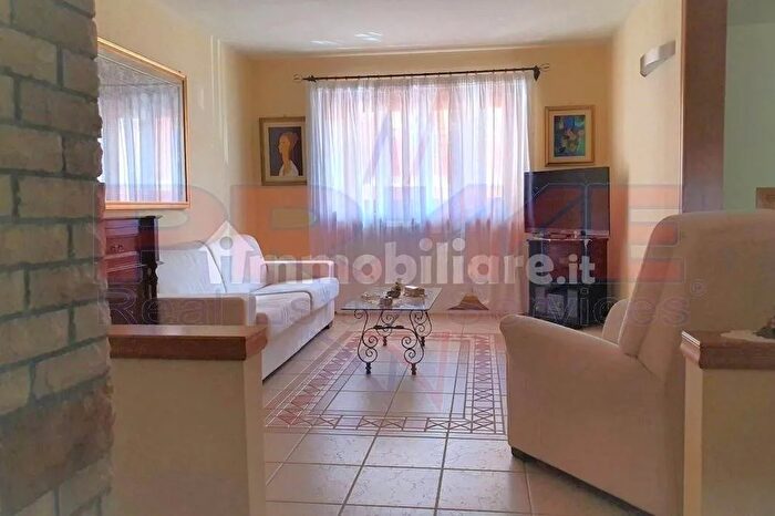 Casa con 6 locali in vendita in Via Nazario Sauro Neviano, Neviano