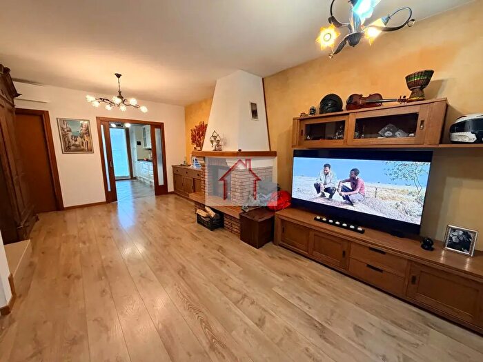 Casa con 6 locali in vendita in Via San Rocco, Giavera Del Montello