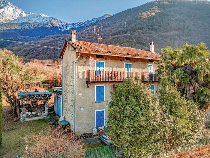 Casa con 6 locali in vendita in Colico