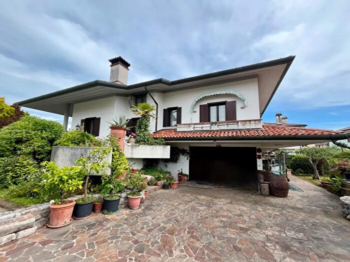 Casa con 5 locali in vendita in Grado
