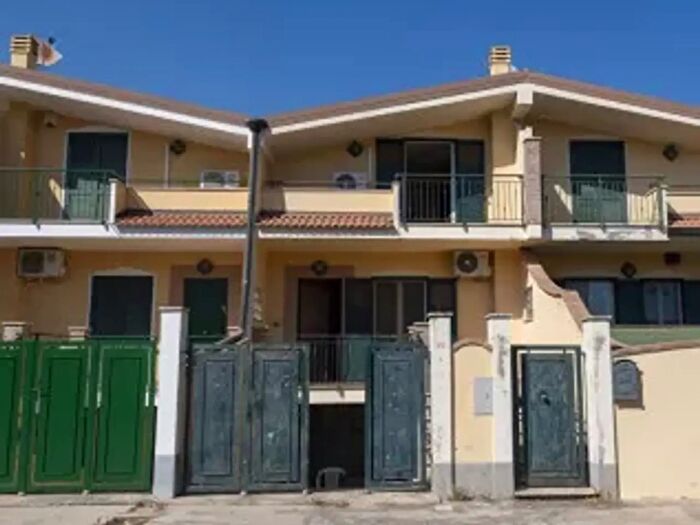 Casa quadrilocale in vendita in Via Reggio Calabria, Montauro