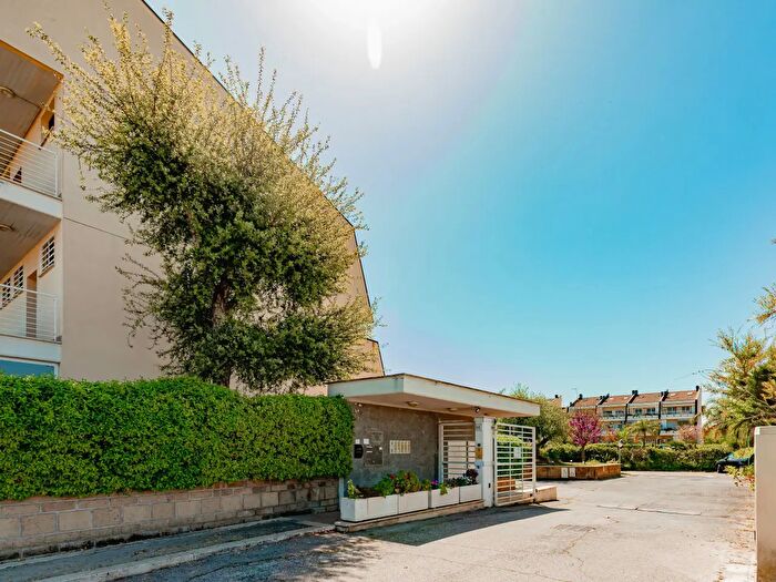 Appartamento quadrilocale in vendita in Via Salorno, Roma