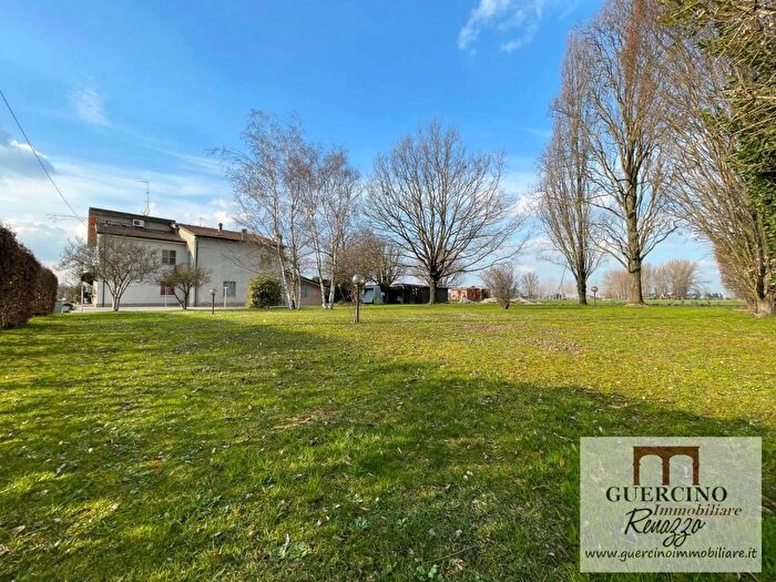 Casa con 6 locali in vendita in Via Taddia Cento, Cento