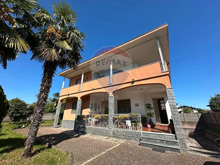 Appartamento quadrilocale in vendita in Via Papa Giovanni XXIII, Cerano