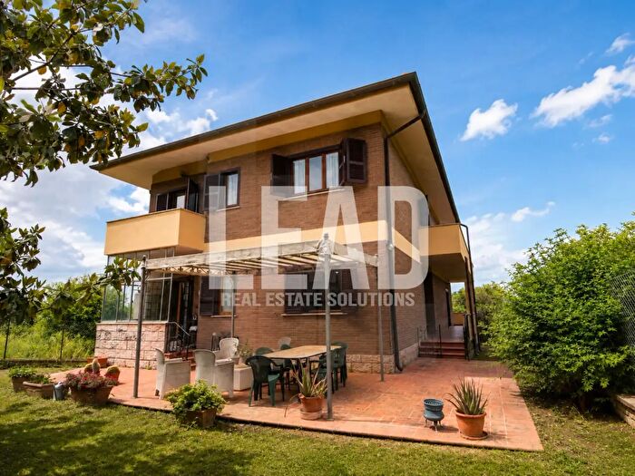 Casa con 7 locali in vendita in Mentana