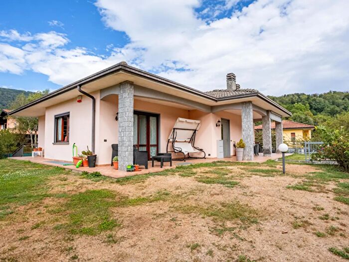 Casa con 10 locali in vendita in Via a Manzoni, Grantola