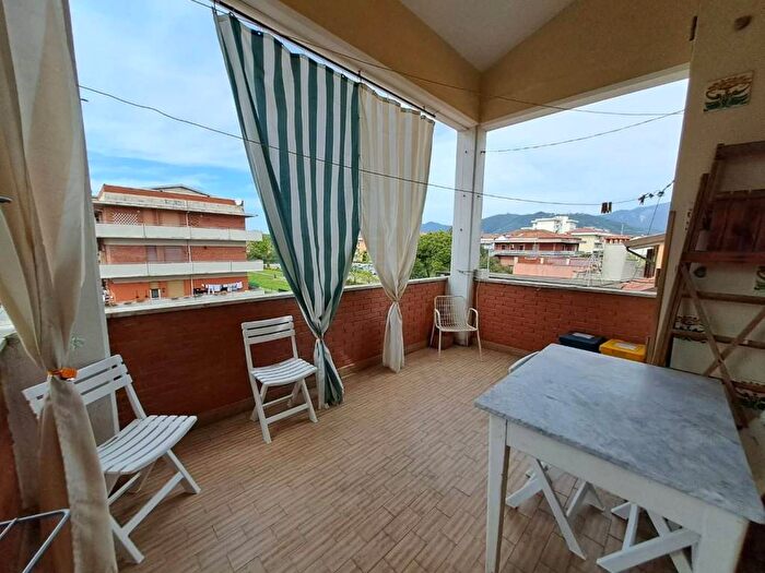 Appartamento con 5 locali in affitto in Marina di Carrara, Carrara