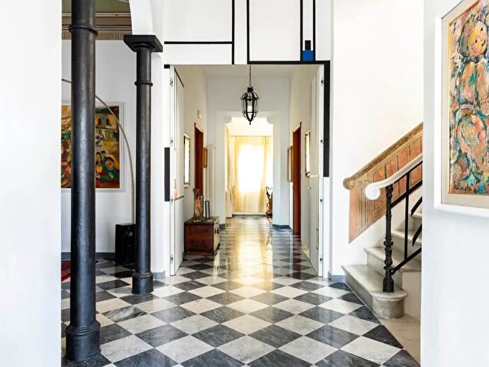 Casa con 10 locali in vendita in Viareggio