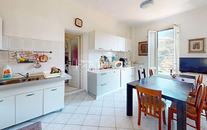 Appartamento con 5 locali in vendita in Via Monsignore Daffra, Ventimiglia