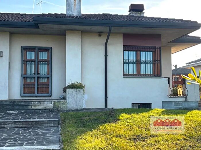 Casa con 5 locali in vendita in Via Lago Trasimeno, Vicenza