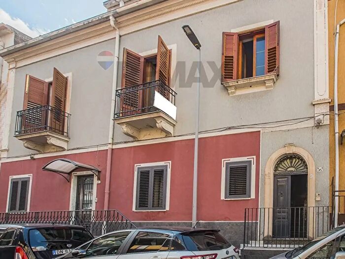 Casa con 8 locali in vendita in Via Gemma, Biancavilla