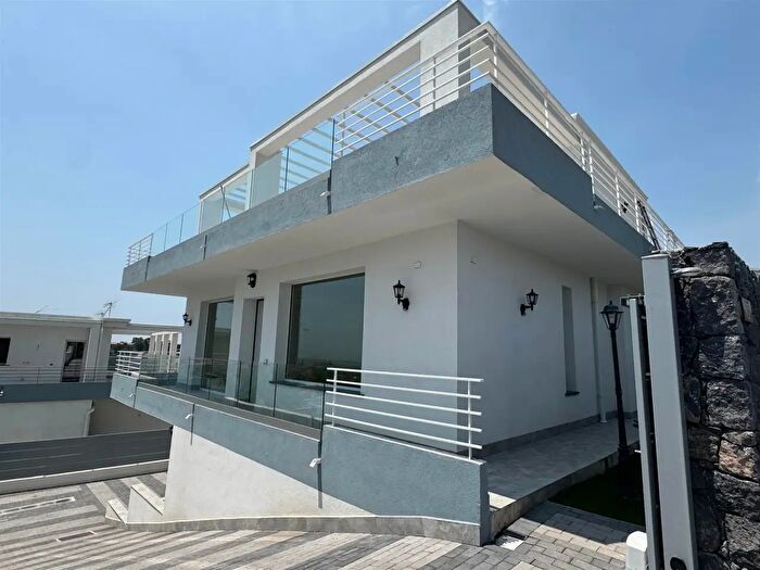 Casa quadrilocale in vendita in Via Polveriera, Gravina Di Catania