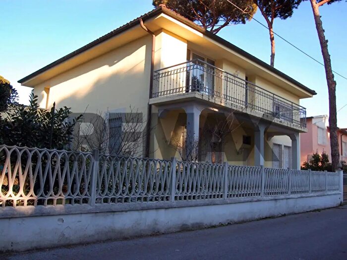 Appartamento con 8 locali in affitto in Camaiore