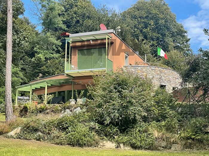 Casa con 11 locali in vendita in Via Scogno F, Marchirolo