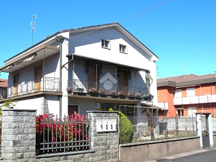 Casa con 7 locali in vendita in Via Monfalcone, Origgio