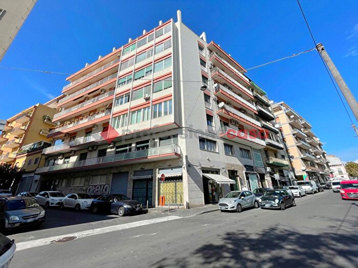 Appartamento con 5 locali in vendita in Via Antonino Longo, Catania