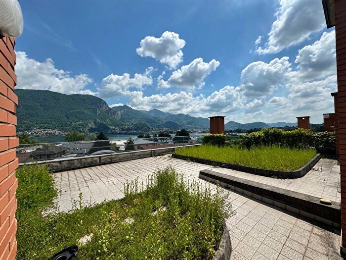 Appartamento quadrilocale in vendita in Via Statale, Garlate