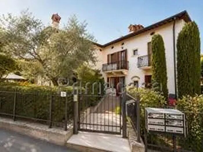Appartamento trilocale in vendita in Via, Soave