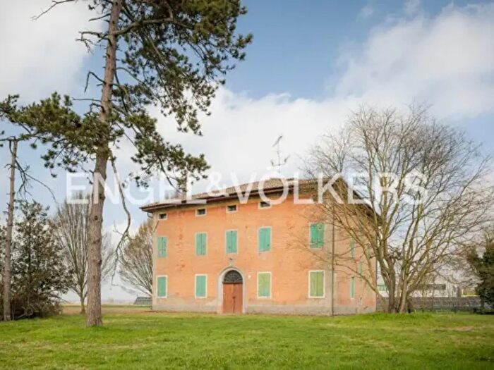 Casa con 6 locali in vendita in Via Modena, Cento