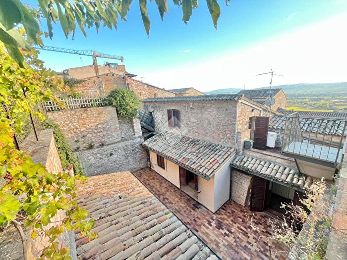 Appartamento con 5 locali in vendita in Via SFrancesco, Assisi