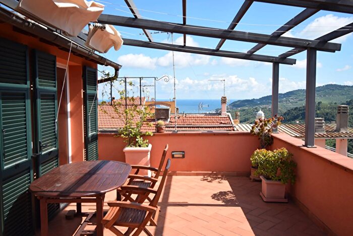 Appartamento trilocale in vendita in Via delle Torri, Diano Castello