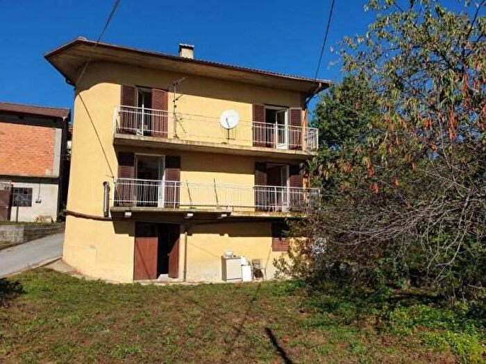 Casa con 6 locali in vendita in Mombarcaro