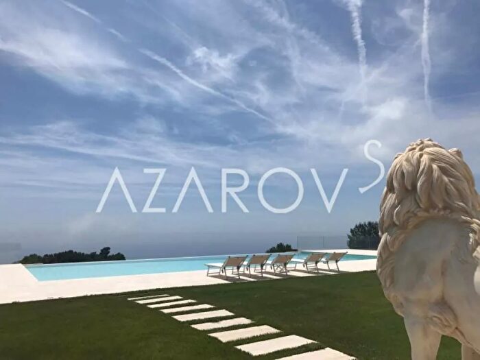 Casa con 15 locali in vendita in Cipressa