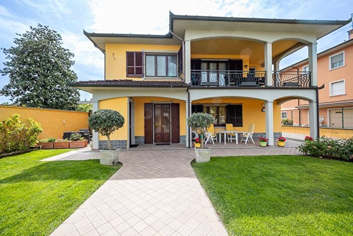 Casa con 6 locali in vendita in via monticelli, Centro, Chignolo Po