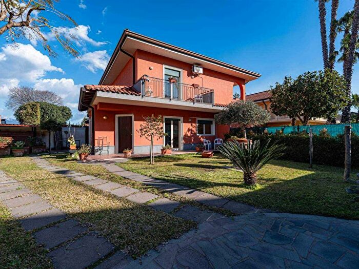 Casa con 5 locali in affitto in via dei Villini, Valverde