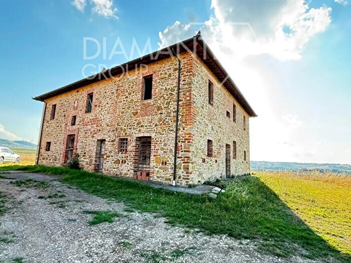 Casa con 11 locali in vendita in Paciano
