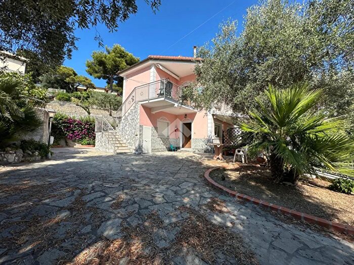 Casa con 12 locali in vendita in Strada della Pineta, Andora