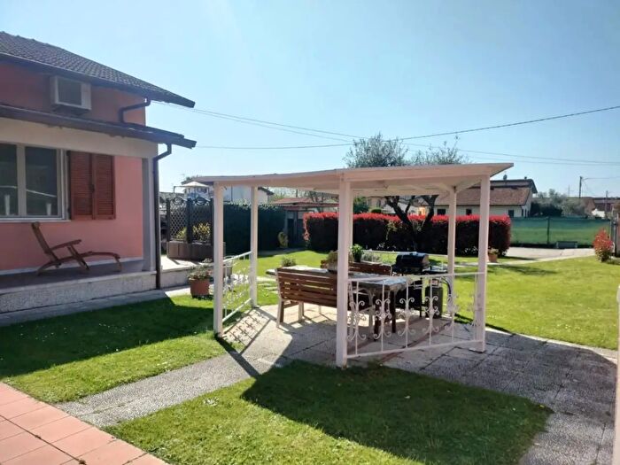 Casa con 10 locali in vendita in Massa