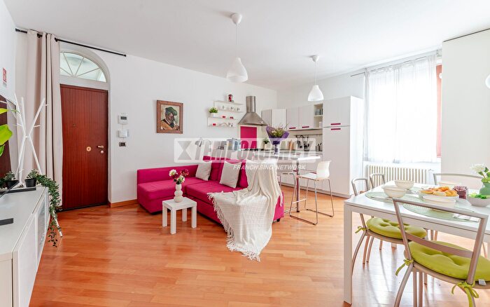 Appartamento trilocale in vendita in Via Lambro, Milano