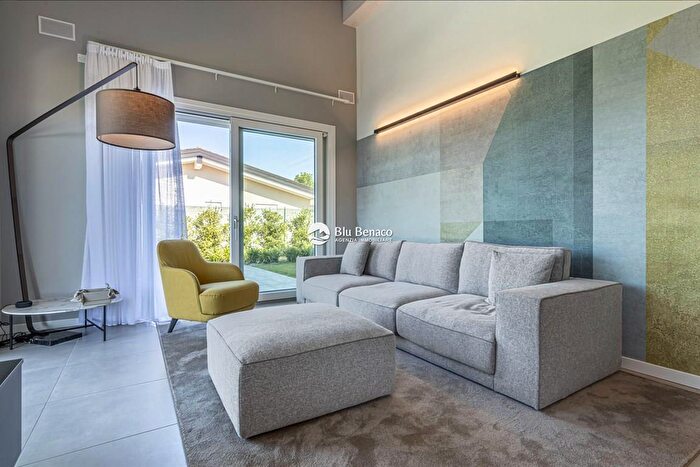 Casa quadrilocale in vendita in Via San Francesco dAssisi, Manerba Del Garda