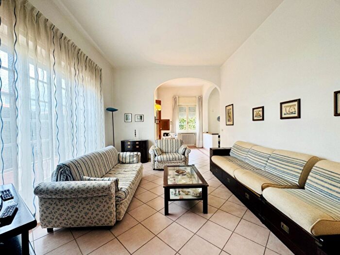 Casa con 7 locali in vendita in Camaiore