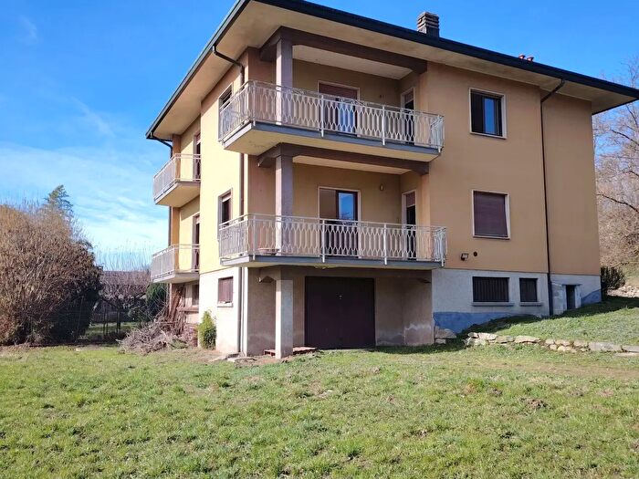 Casa con 12 locali in vendita in Via Case Basse, Besozzo