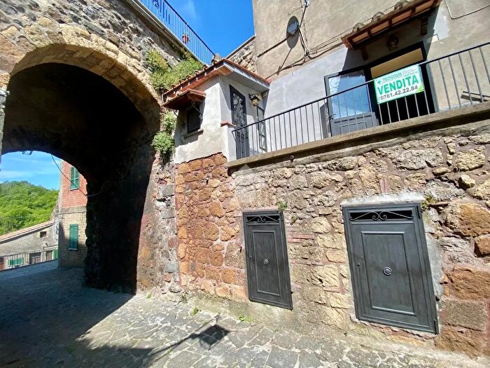 Appartamento trilocale in vendita in Via Montinaccio, Latera