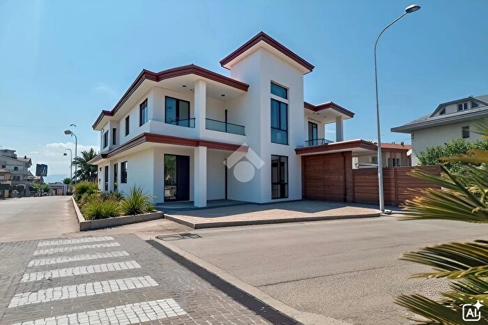 Casa con 8 locali in vendita in Via Meazza, Castellalto