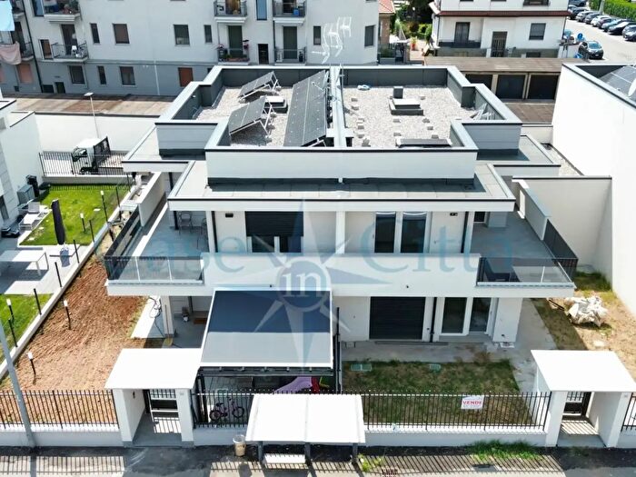 Casa quadrilocale in vendita in Via Monte Rosa, Bareggio