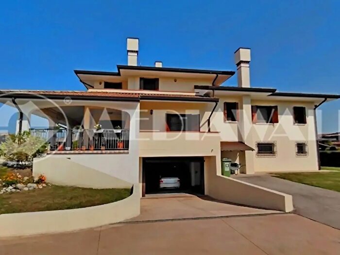 Casa con 12 locali in vendita in Via Adelaide Ristori, Pordenone