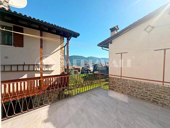 Casa con 9 locali in vendita in Via del Bianco, Frisanco