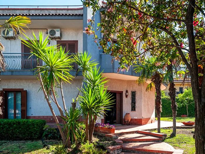 Casa con 7 locali in vendita in Via San Tommaso, Mascalucia
