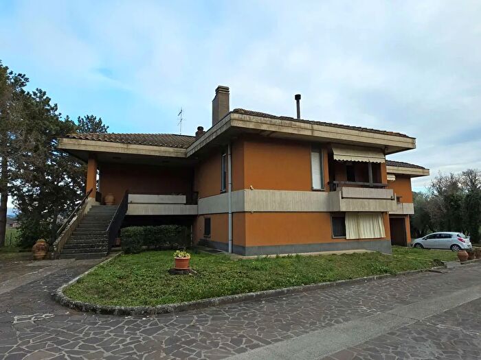 Casa con 13 locali in vendita in Perugia