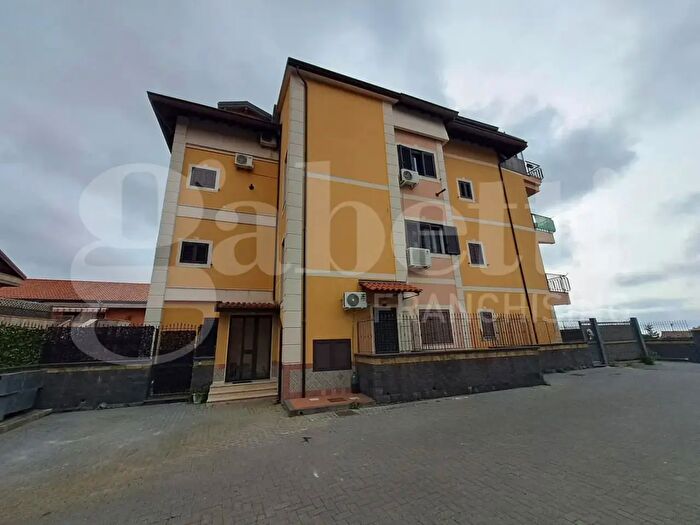 Casa bilocale in vendita in Via Roma, Mascalucia